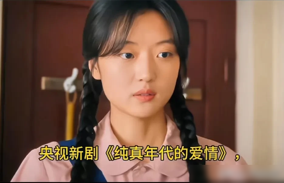 单平台播放市占率干到40.3%，Netflix全球非英语剧集周榜第二，豆瓣开分6.7，超过一半人打三星及以下。
孙千新剧《早春晴朗》这数据，热得烫手，也凉得扎心。
网友吵翻了。有人说她演北漂新人，笨拙、脆弱、够生活化；更多人盯着她的眼睛，说那叫一个空，该给情绪的时候，不是在发呆就是在瞪眼，英文台