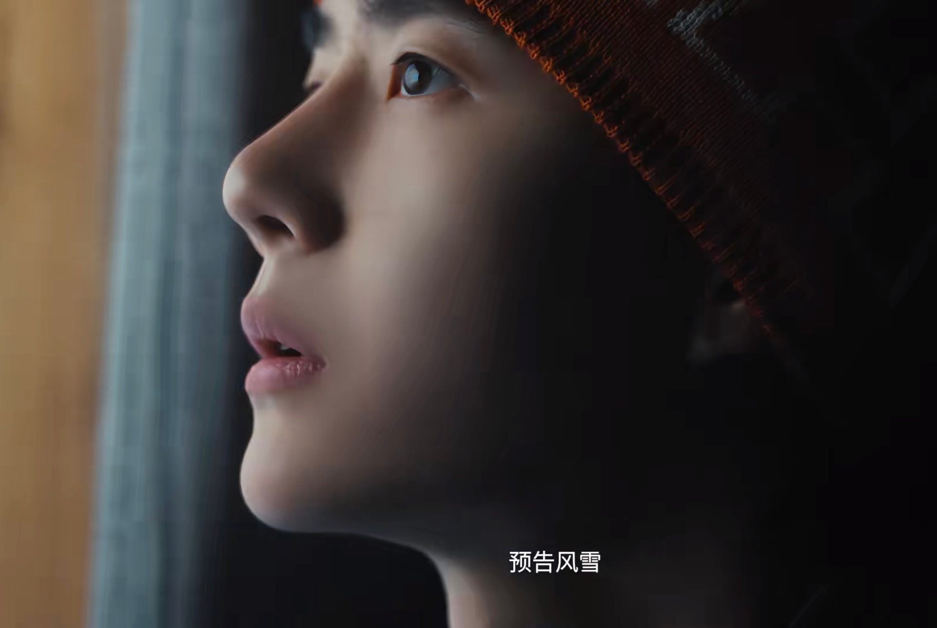 #王一博烟火气#
王一博在马来西亚街头吃肉骨茶，就像他在《寻护者》纪录片里与穿山甲保护工作者们同吃同住一样的，质朴如一。他从不会因为是顶级明星就自持身份端起架子，从未在任何工作场合为自己提任何明星要求，对所有普通工作者都真诚尊重而人皆印象深刻，多年前联想总部拍广告也不过是一顿快餐就o ​