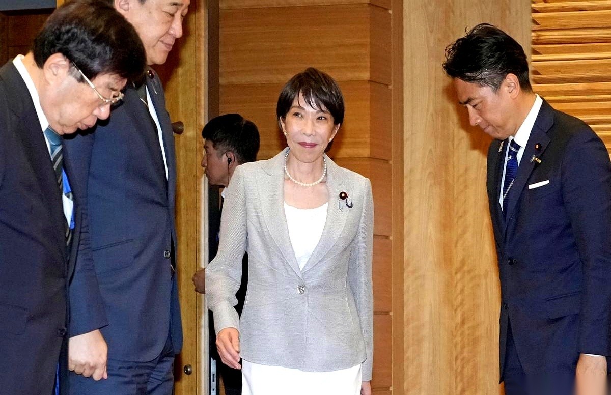 据日本共同社传出的一则消息，一场原以为按部就班的日本内阁改组，硬是曝出了堪比悬疑剧的走向。9月14日，自民党干事长铃木俊一在NHK的电视镜头前交了底：首相高市早苗要动刀子了。16号先动党内高管，17号直接重排内阁座次。
这是高市自2025年10月坐上主位后的头一回大洗牌。老板换手下本是常规操作，但这