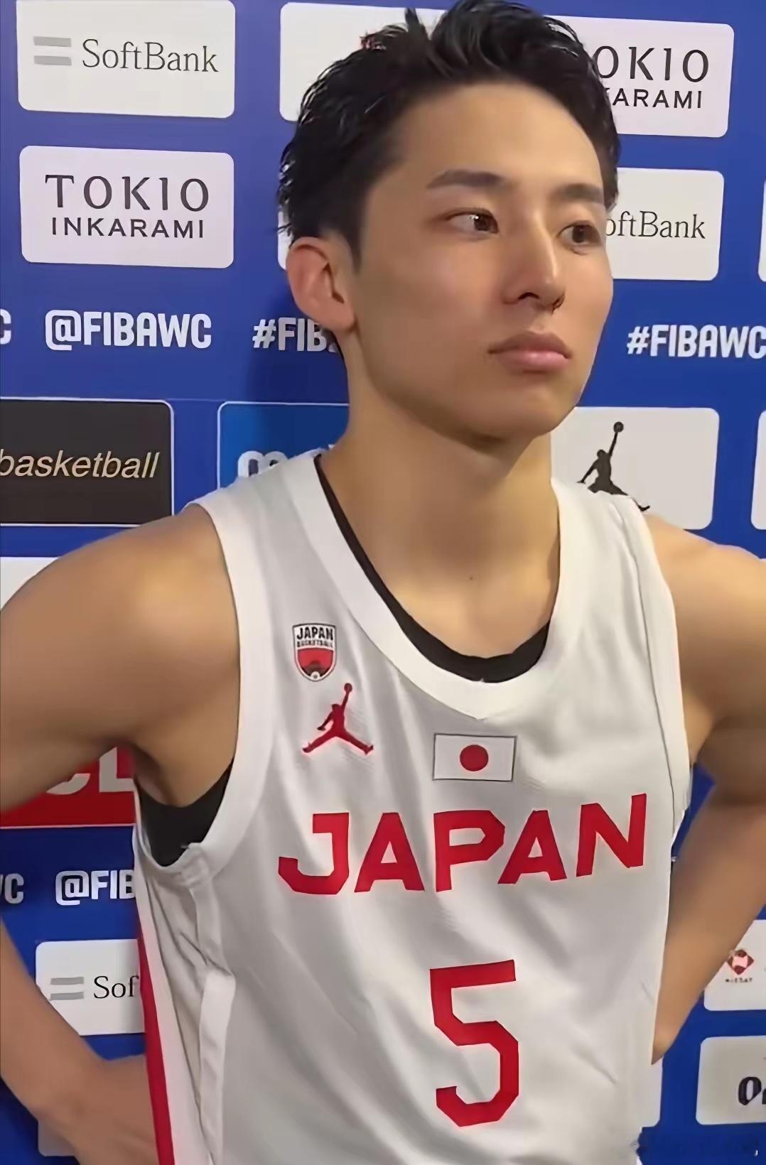 河村勇辉谈中国男篮：
​“杨瀚森的绝杀很精彩。”
​“我跟八村垒聊了。”
​“如果我们在最后时刻打平。”
​“能不能打出这样的球？”
​“这是我们需要去思考的。”
​中国男篮对黎巴嫩这场球，终场前4.1秒比分还是87比87，赵继伟边线发球，杨瀚森在比赛还剩2.2秒时把球打进，中国队89比87拿下比赛 ​