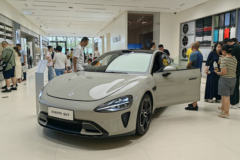 小米汽车9月交付直接干到4万台，直接冲进国内新势力第一梯队。
刚上市半个多月的澎程系列直接贡献了1万多台交付，加上一直卖得稳的SU7纯电，纯电加增程的组合直接把受众拉满。
现在小米手里四款车覆盖不同需求，接下来20万内的澎程标准版一上，销量估计还得往上跳一跳。