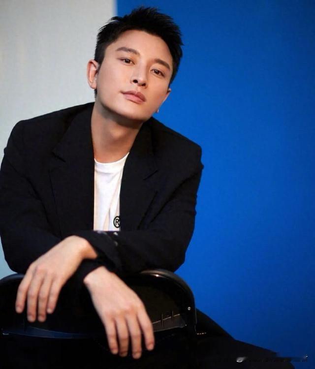 还记得贾乃亮吗？曾经荧幕上经常能看到他，可这几年几乎看不到他主演的影视剧，很多人都好奇，他去哪了？最近贾乃亮亲自回应，坦言自己现在无戏可拍，还遇到一个很尴尬的难题。

贾乃亮说，现在找过来的剧本很少。就算有邀约，角色也很尴尬。年纪不上不下，演少年角色年纪偏大，演中年父辈，又有一大批实力前辈演员排队。