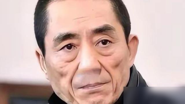 76岁张艺谋走红毯，得靠人架着胳膊，一步一挪。评论区都在说“别拍了，歇歇吧”。可你看看他手头的活儿，新片《惊蛰无声》刚拿完百花奖，转头又扎进下一个组了。易烊千玺朱一龙那批演员在他跟前，全是小辈。这老头儿不缺名，不缺钱，腿脚都不利索了，还死磕片场。另一边张纪中也是，病着还硬撑。你说他们图啥？到了这岁数