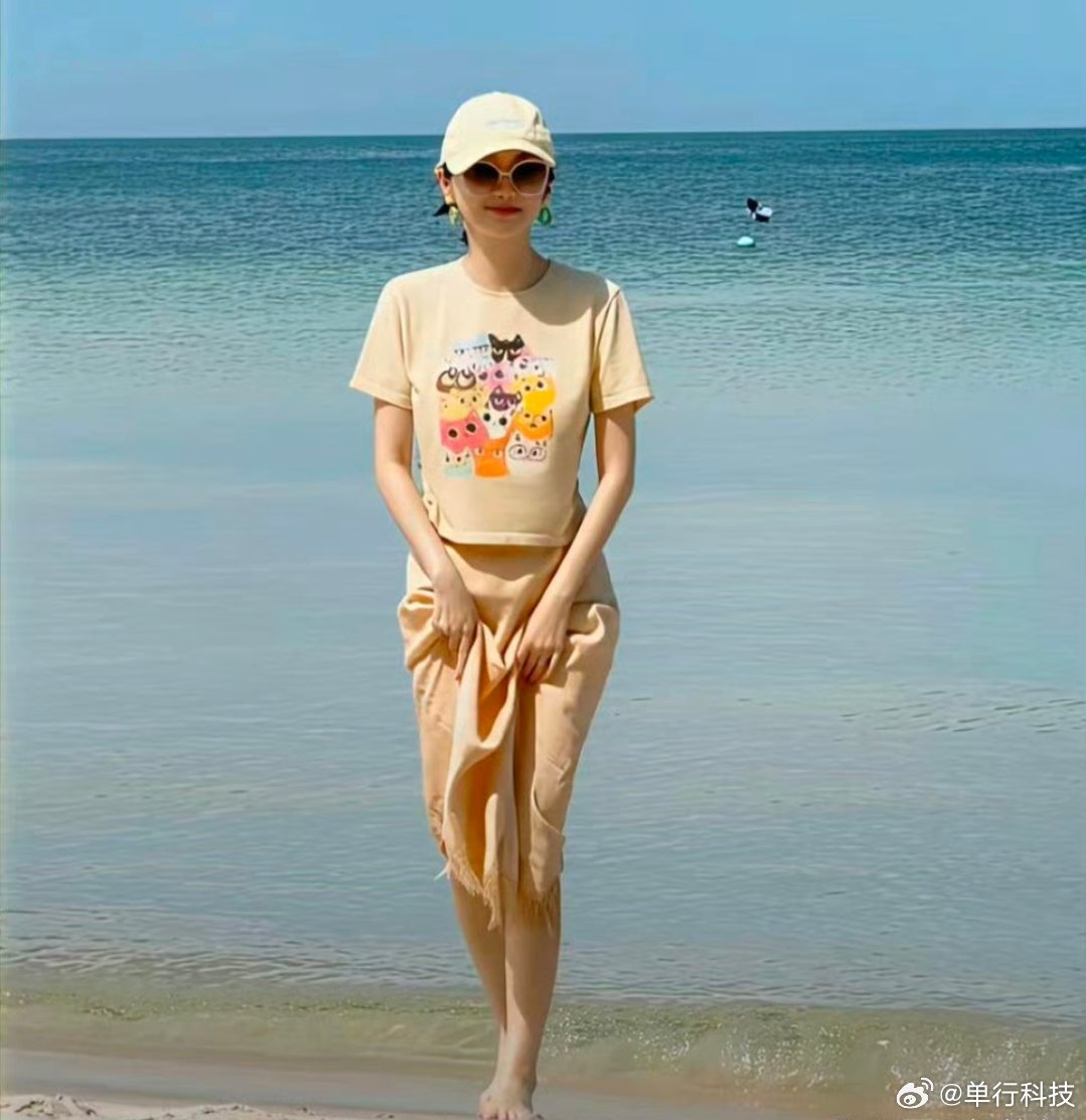 快40岁的景甜太让人羡慕，丝毫不见岁月感，少女气质依旧十足。 ​​​#景甜##景甜最早是在人人网出道的# ​