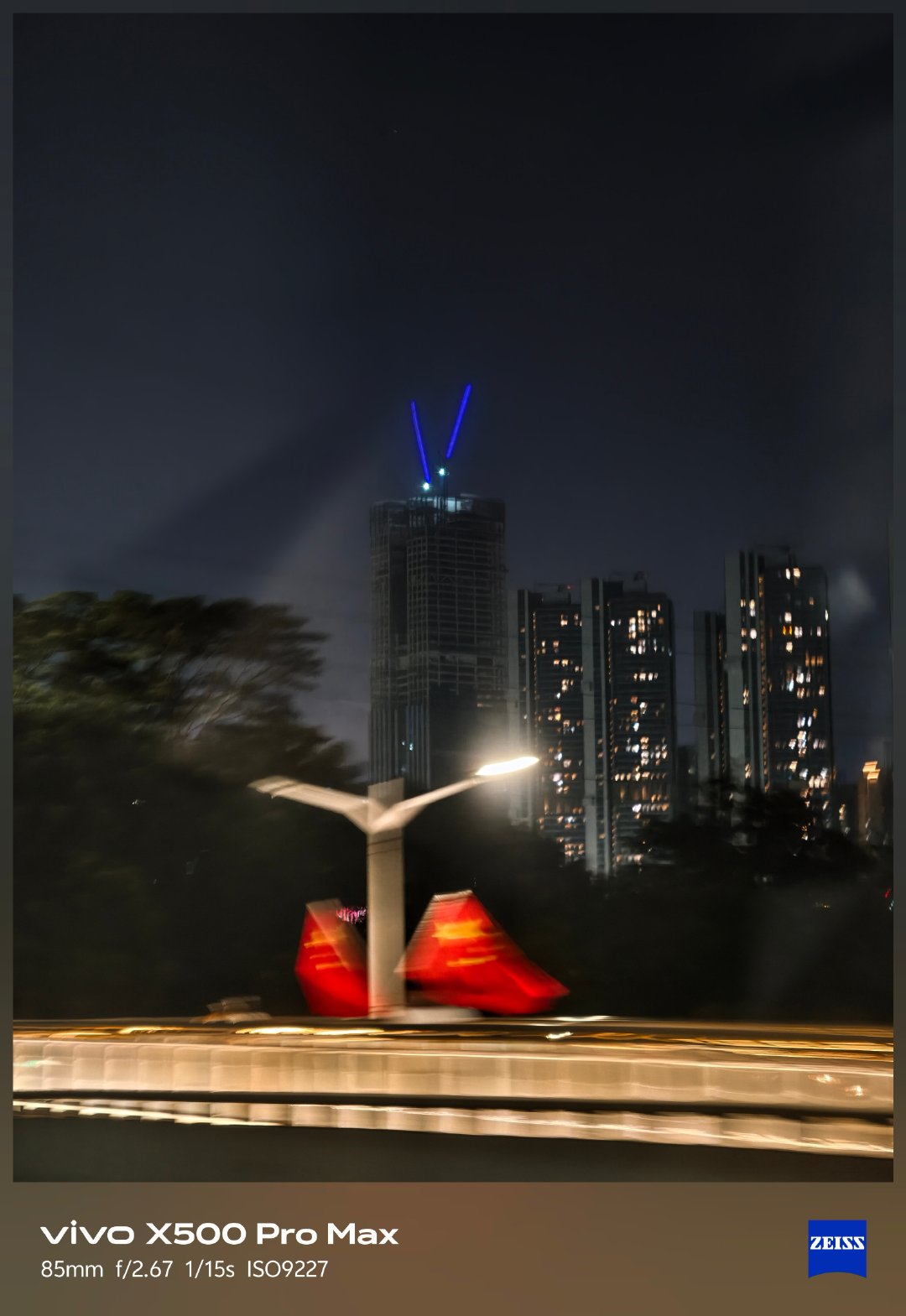 这么大个蓝V还以为是蓝厂呢，仔细一看是俩吊车[流鼻血]#老法师的日常#  ​