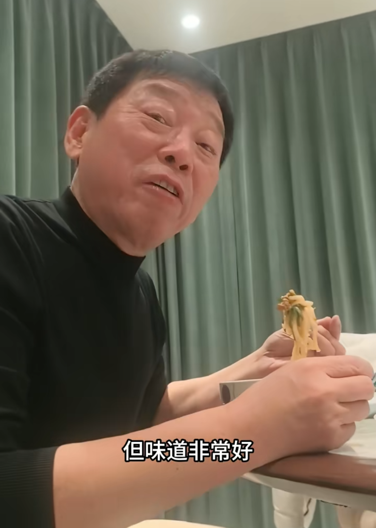 河北首富魏建军的吃面视频太圈粉！在家端着碗狂炫螺丝椒肉打卤面，嘴里不停...