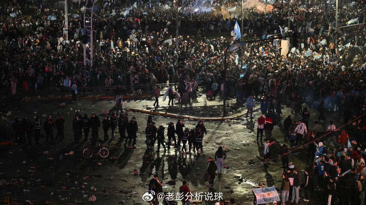 当地时间19日晚，阿根廷首都布宜诺斯艾利斯发生球迷骚乱，警方至少逮捕1...