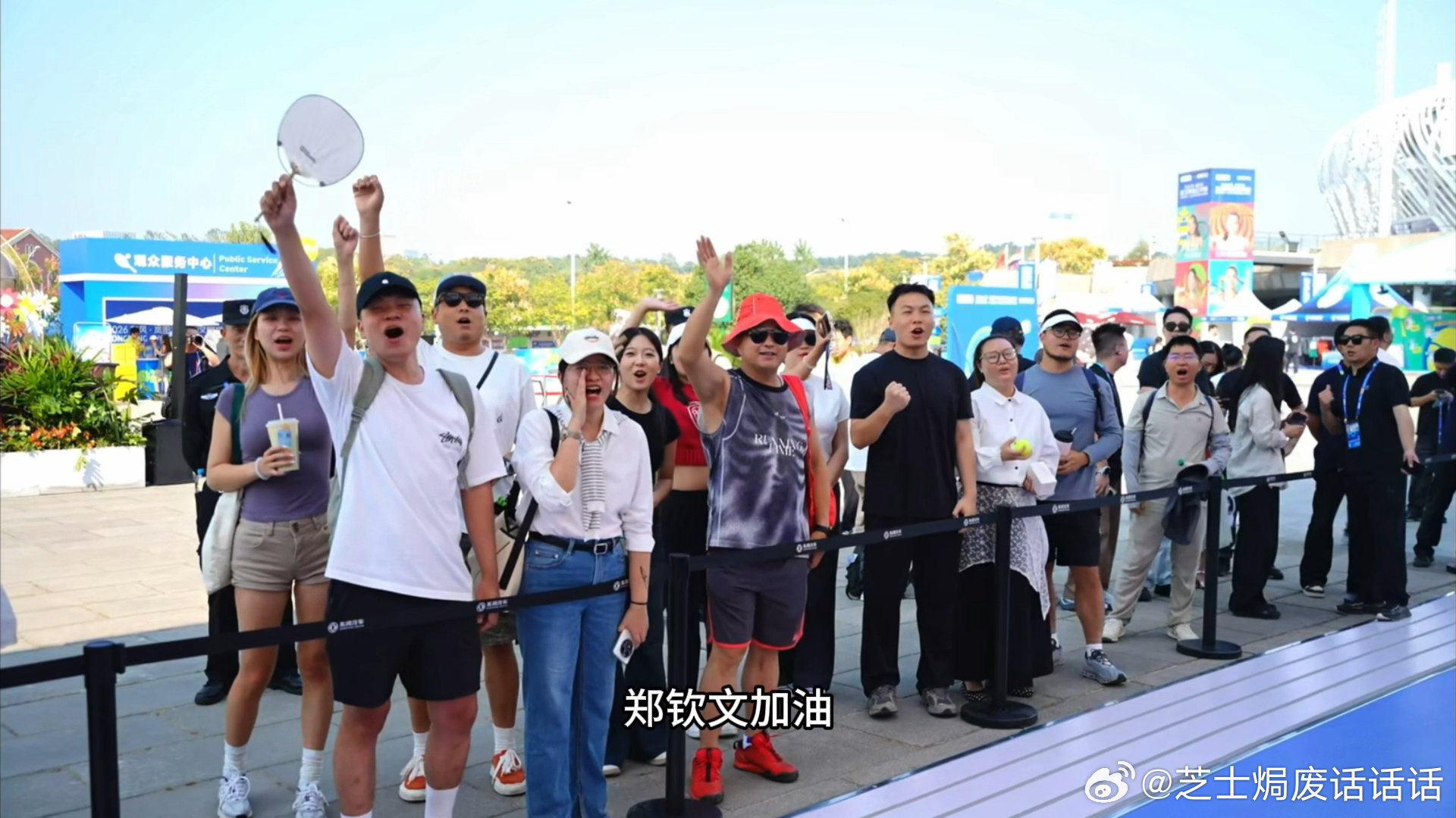 #全武汉暖心喊话郑钦文#
镜头定格展台岚图追光S，真正的追光从不是只顾向前冲刺，适时蓄力沉淀，才能步履长久清醒。#追光精神# ​