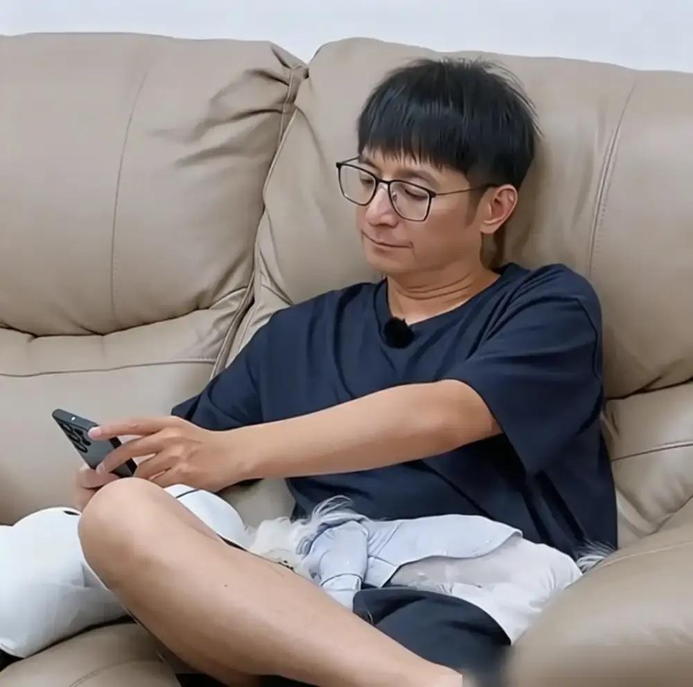 李维嘉擦行李箱的视频，在网上转了不知道多少圈。画面里，一个中年男人蹲在卫生间地板上，面前摊着一个银色行李箱。他手里捏着消毒湿巾，从上盖开始，一寸一寸地擦。擦完上盖擦下盖，擦完下盖擦轮子，擦完轮子擦拉链。表情认真得像在做手术。

擦完箱子，他站起来，腰有点僵。他把湿巾扔进垃圾桶，洗了三遍手，用纸巾擦干