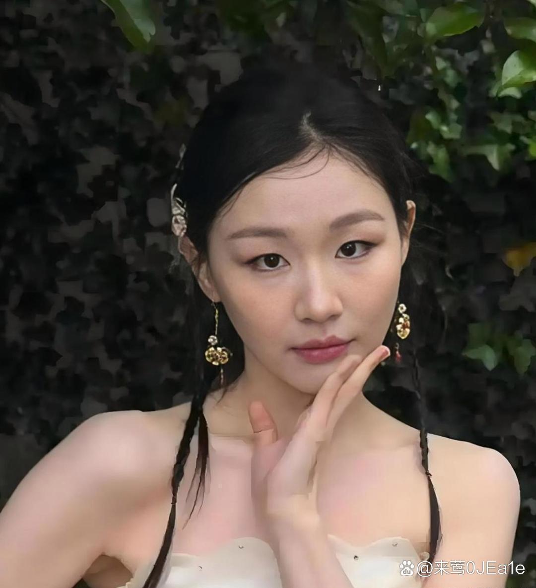 当着迪丽热巴的面，金靖脱口一句：“你好美，心好丑。”全场瞬间安静，热巴脸色也沉了下来。她立刻补了一句：“我律师函准备好了哦！”一句冒犯的玩笑，当场转成自黑梗，反应速度快得惊人。面对张凌赫，她敢直接调侃：“你半年拍了二十场吻戏，亲麻了吧？”看着刘宇宁切菜，她又顺口夸道：“嫁人要嫁刘 ​