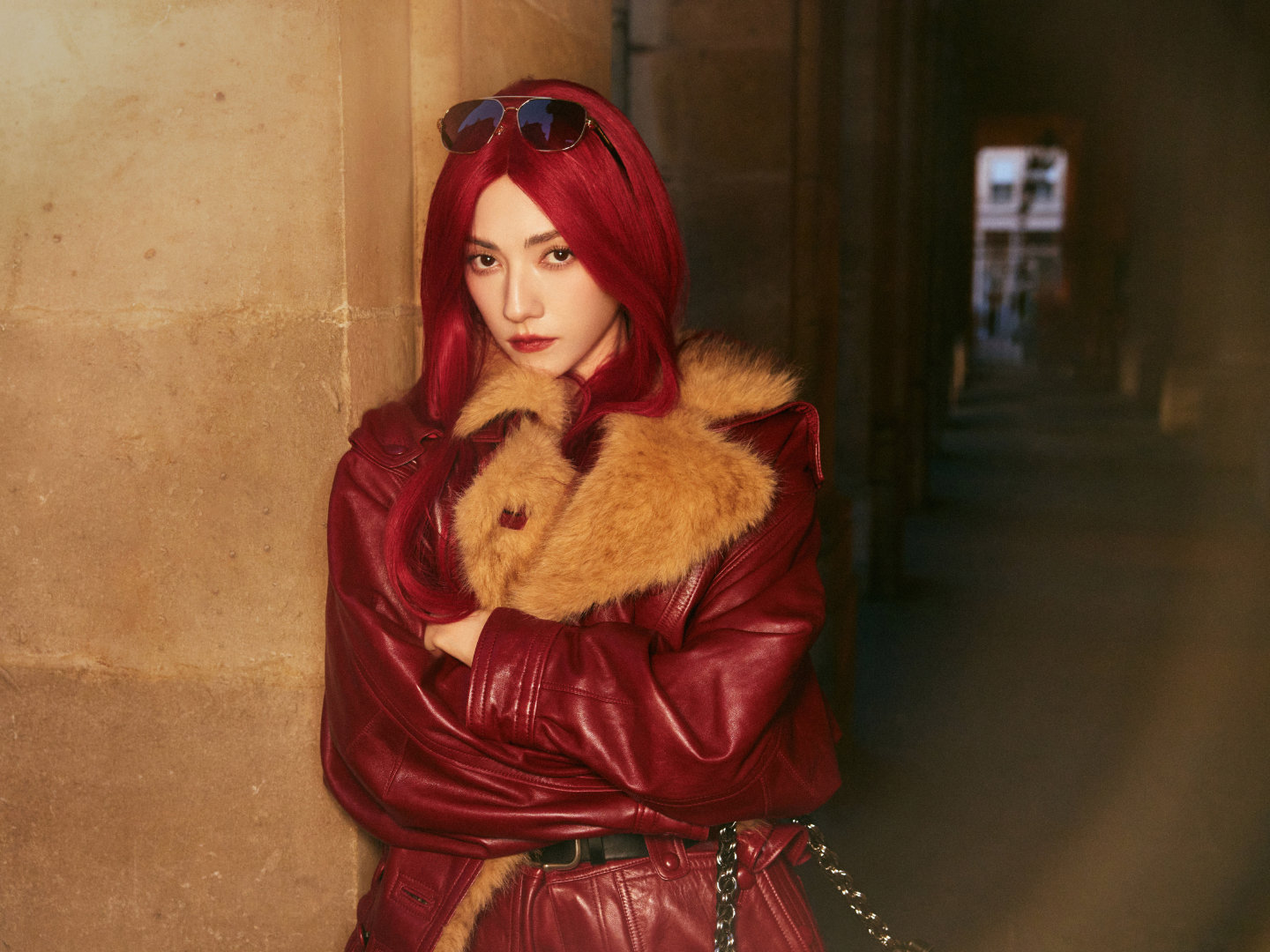 #DUSTfashionweek# 演员 亮相Isabel Marant 2027春夏系列巴黎秀场，秋冬质感的酒红色调由始至终贯穿她的态度，浓郁而沉静。她把冬日的厚重穿出了一种夏日漫游的随性。叠穿层次分明，不被季节定义，也不被风格束缚。 ​
