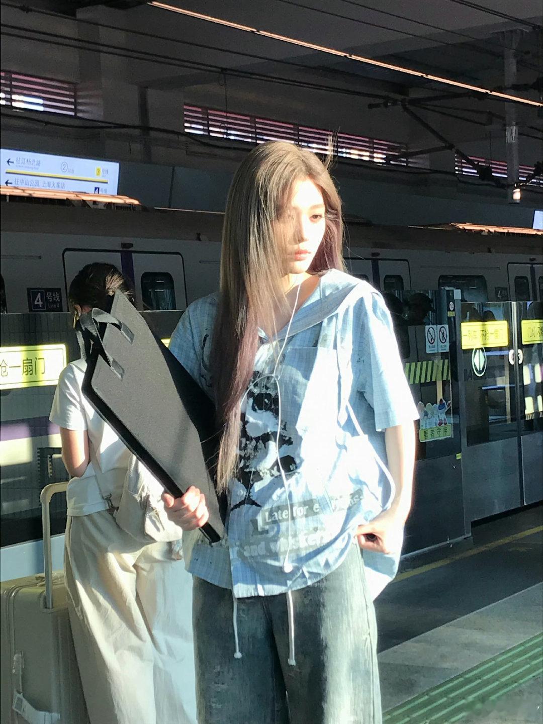 #王奕[超话]#  纯路人 想问一下这种人怎么追[色] ​