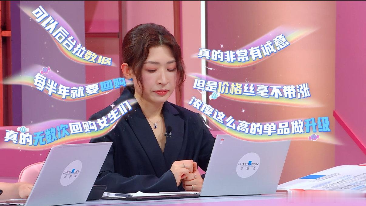 #看老板吃瘪治好了我的精神内耗#
✨名场面｜《所有女生的OFFER2026》新一期谈判现场

谈判桌前品牌老板登场，自带精英气场，从容落座开启议价谈判。
面对李佳琦团队连环追问，报价福利机制被层层拆解，节奏被打乱，只能暂停谈判，镜头前当场重新核算价格。
仅记录镜头呈现出来的状态反差，不作人物人格评价。
前一秒气场强大的商业掌舵人，下一秒埋头算数，满满的真人秀综艺戏剧性，本季offer看点拉满。
