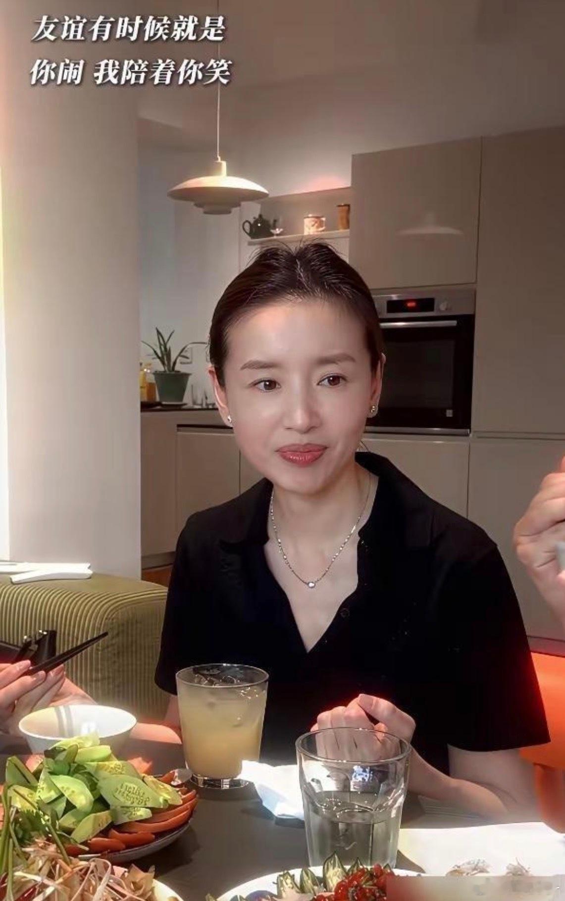 董洁第二场直播带货，卖了3000万，没喊一句家人们。直播间就她一个人，坐在自家沙发上，说话慢悠悠的。有人问裙子，她先说这个有点贵，先看看，再忍忍。卖5200块的开衫，卖4900块的舞鞋，几分钟抢光。客单价677块，甩出同行一倍多。粉丝里96％是女人，七成在一二线城市，有钱，也见过世面。别人扯着嗓 ​