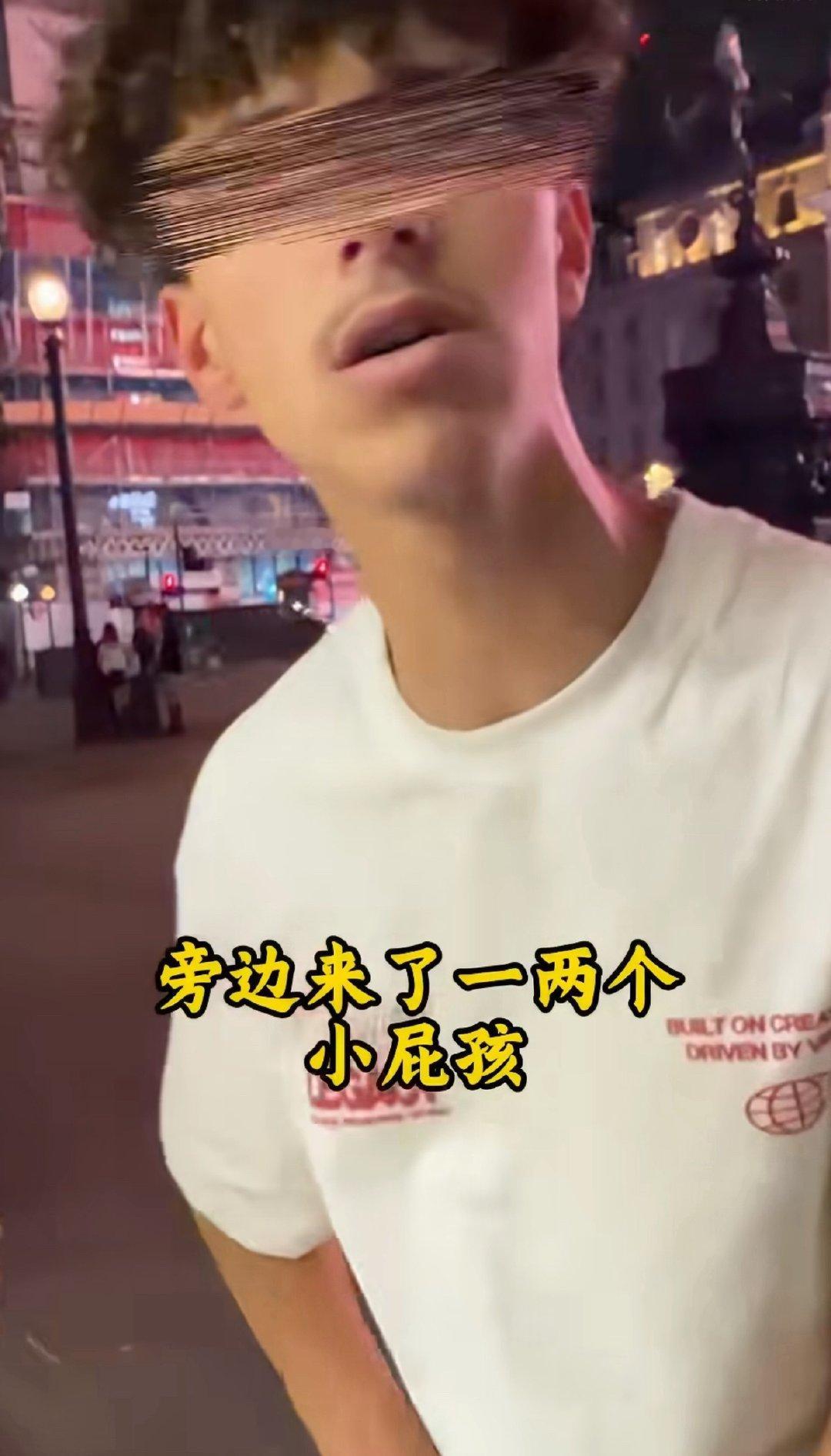 #中国博主伦敦直播遭外籍青年挑衅殴打# 这都能定义为正常袭击？我真的看笑了，所以说没事别出国，在自己祖国母亲的怀抱里面老老实实的就好了，国外那么乱大家还是要注意安全！ ​