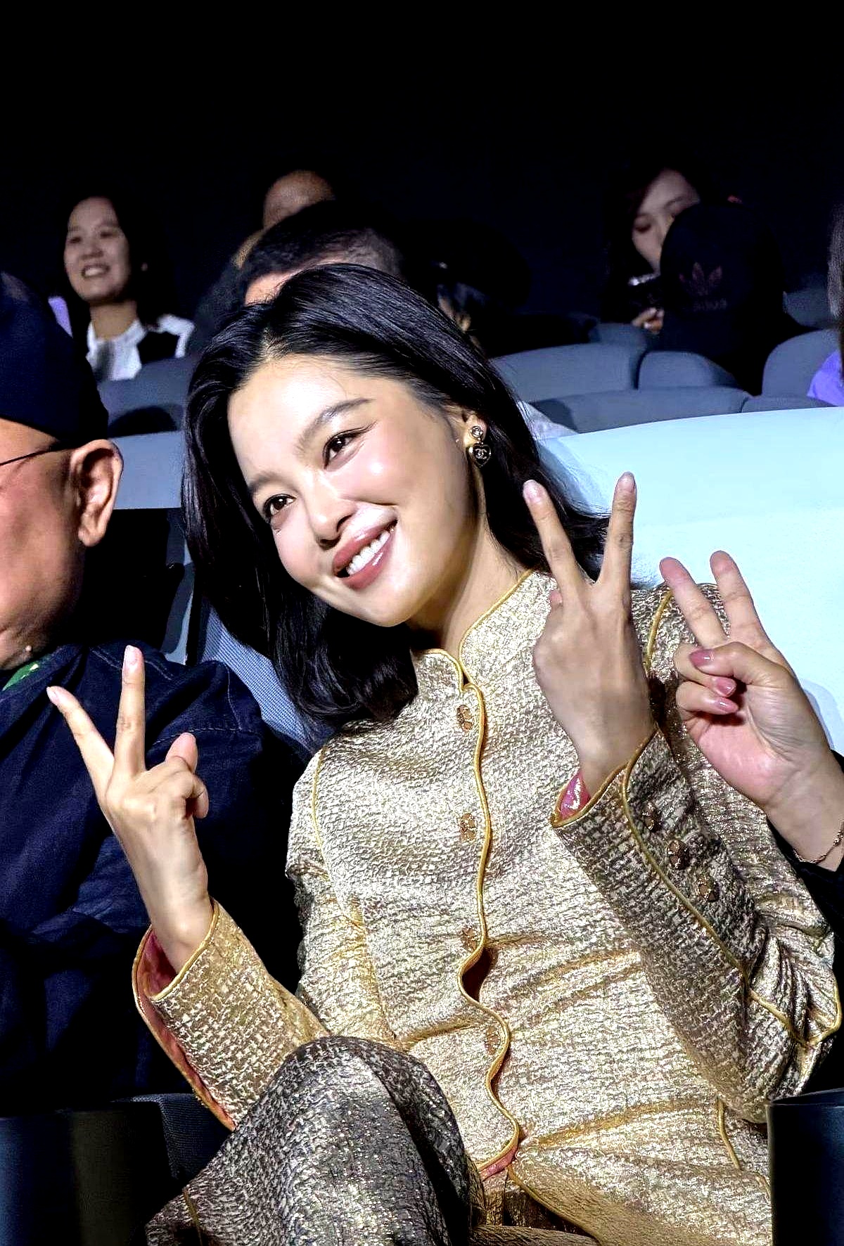 辛芷蕾回鹤岗老家撸串被偶遇，这事火得有意思。
 镜头前她是穿高定的高冷...