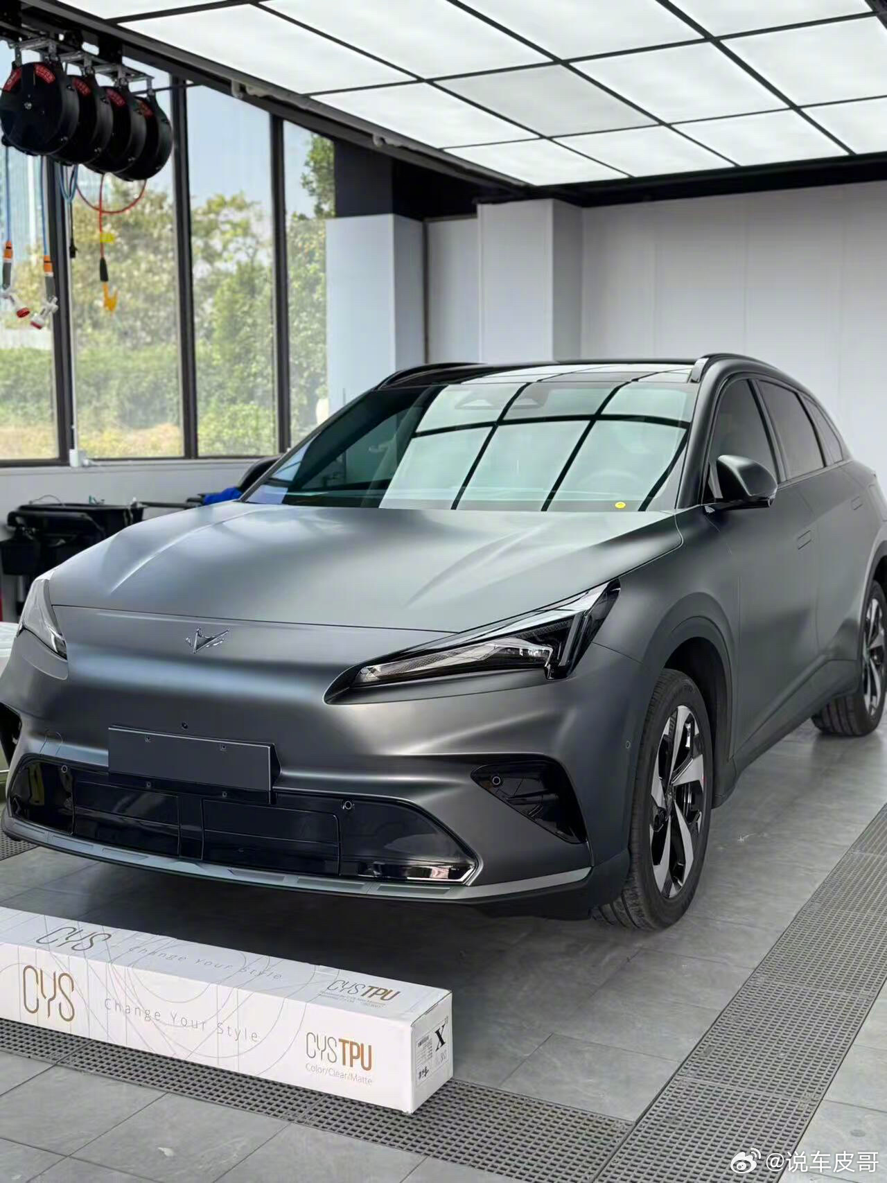 极狐阿尔法T5，北汽出品的纯电中型SUV，主打一个实惠实用，十万出头的价格就能拿下，性价比很能打。空间是它的强项，中型SUV的底子，后排宽敞，一家老小坐着都舒服。续航有560公里和705公里两个版本可选，日常通勤一周一充没压力；而且全系800V高压平台配宁德时代电池，快充10分钟就能补两百多公里，跑长途在服务区喝杯咖啡的功夫就续上了。更难得的是，这个价位还全系标配城市NOA智驾，城区通勤、跑高速都能帮你省不少力，对新手特别友好。十万多块，空间、续航、智驾都给到位了，想买台靠谱纯电SUV代步家用的，这台值得重点看看。