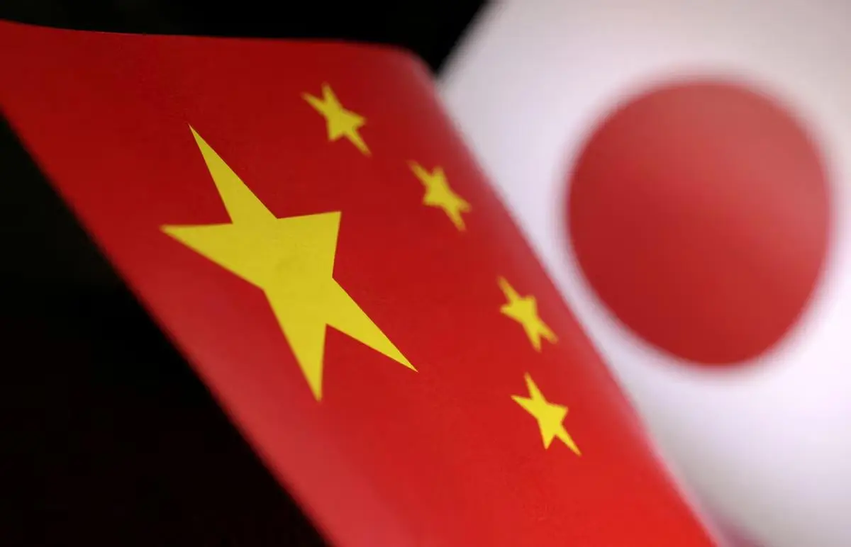 一位日本专家曾直言，现在的中日对峙的关键并不是中国能不能打得过日本，而是日本在中国的制裁下还能不能撑下去，能撑多久的问题。
 
这话刺破的，是日本政客精心维持的“军事强国”滤镜。现代大国博弈早就过了舰炮对轰的年代，真正的较量藏在海关编码里、藏在出口许可证上、藏在每一张稀土装运单的备注栏里。
 
我认