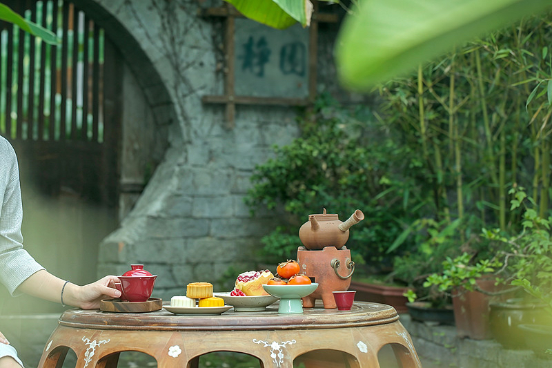 为什么只有中秋，没有中春、中夏、中冬？

这个问题，小时候问过，长大了可能也想过。

春节、端午、中秋，都是大节。可你发现没有——春天有春节，夏天有端午，冬天有冬至，唯独秋天，中间还夹了个“中秋”。

问题来了：既然有中秋，为啥没有“中春”“中夏”“中冬”？

中国古代，其实每个季节都有“中间那个节