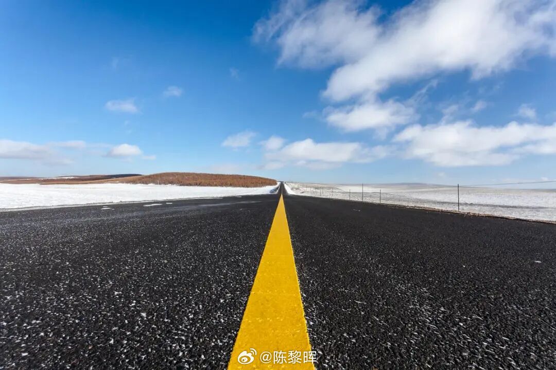 老陈最近在网上关注了一个有趣的事件，奔驰和五菱两家车企的互动，一场直播里的提问，一次隔空的品牌对话，戳中了无数普通人心底最柔软的地方… ​