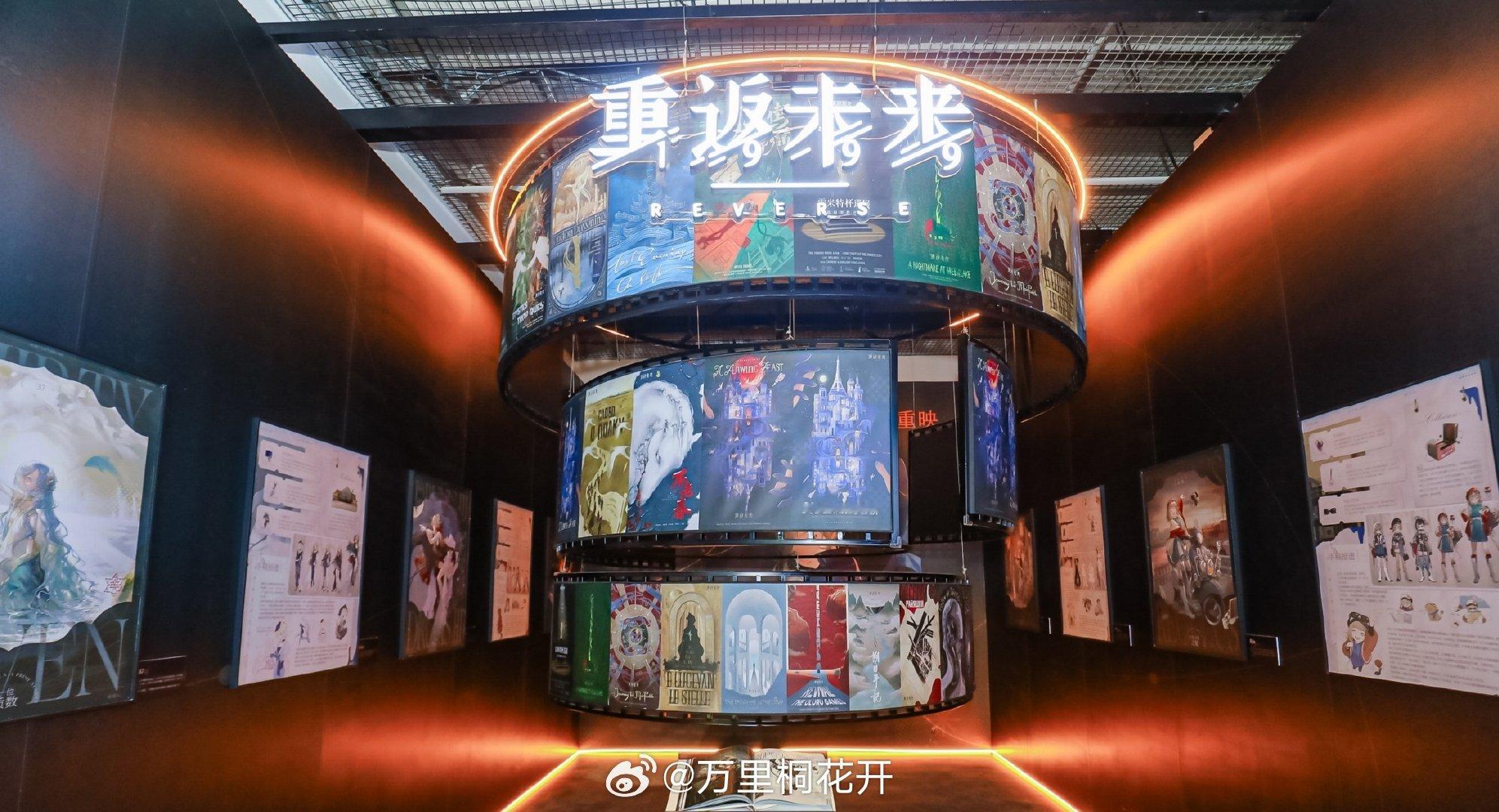 #玩聚节沉浸式新游体验##TapTap玩聚节#热搜都在追美网逆转，而我只想逆着人流钻进上海西岸的暗房！《控制：共振》国内首次线下试玩，90分钟沉浸拉满。当郑钦文在场上逆转对手，我在这边被游戏画面震撼到失语。9月12日，带上搭子来面基！ ​
