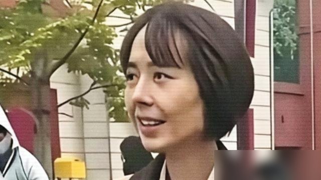 鲁豫瘦成那样，居然还在连轴转。
新节目《豫见她们》聊原生家庭，聊压抑的自我，全是戳心窝子的话题。跟萧敬腾时隔七年再对谈，又跑去脱口秀当嘉宾，点评细到能接住演员的每一处情绪。播客《岩中花述》也没停，一期接一期。
别人五十多岁图安稳，她偏不。翻译、播客、脱口秀，什么身份都敢接。
跟姜思达聊完她说，