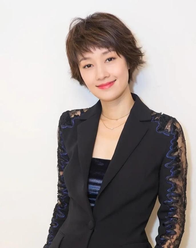 演员马伊琍以前提过一件事：刚从上戏毕业那会儿，有剧组找她试镜，试完后副导演拉着她谈片酬，直接开出了一个低到离谱的价格，完完全全就是拿在校新人的标准在打发人。

换做现在不少刚走出校门的年轻人，遇到这种情况大概率就硬着头皮认了，毕竟能有个露脸的机会不容易。但很多人没看透影视圈选角的常规路数：副导演拿大