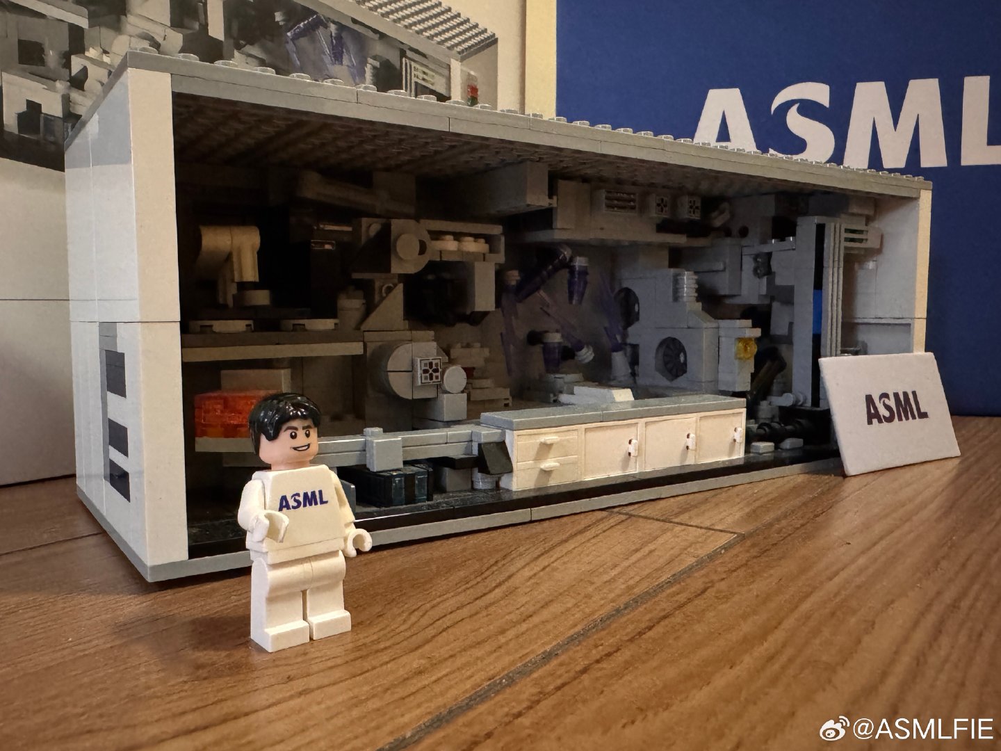 乐高LEGO光刻机ASML｜极紫外线EUV3400C
ASML官方周边产品｜LEGO正品零件包
#乐高[超话]##科技##芯片##半导体# ​