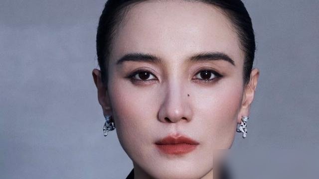 刚拿飞天，转头就冲金鸡，宋佳这回是真不给别人留活路。
《志愿军》里演林月明，提名名单刚出，网友已经吵翻了。有人说稳了，有人翻出她的话：最长14个月没戏拍，在家干等。
她上播客聊这事，特平静。说焦虑没用，行业就这样，随时准备着就行。
旁边杨天真补了句狠的：现在剧集开机率只有去年的30%，钱撤了，