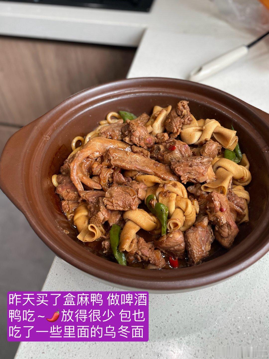 #日常[超话]##鸡仔干啥了# 不知是不是打疫苗的原因 包这两天又不咋爱吃饭 一口饭含五分钟 看着来火[怒] ​