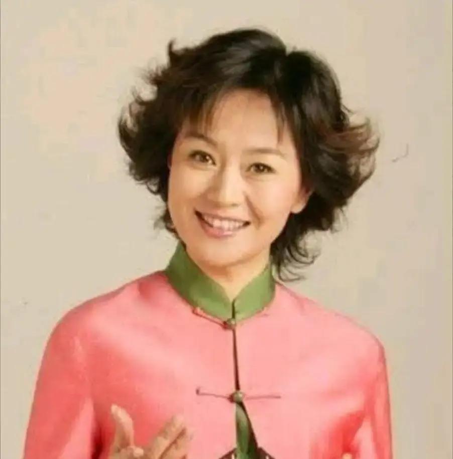 1999年，鞠萍向丈夫提出了离婚，丈夫同意离婚，却让她二选一，孩子和财产只能带走一样！鞠萍一听当即就清楚他内心的算盘，但她不忍孩子留在这里，最终选择带走孩子。
 
搬出来的第一个晚上，租的房子没暖气，翼遥缩在被子里问：“妈妈，我们以后不回去了吗？”
 
鞠萍把他搂紧：“不回去了，就咱俩过。”
 
孩