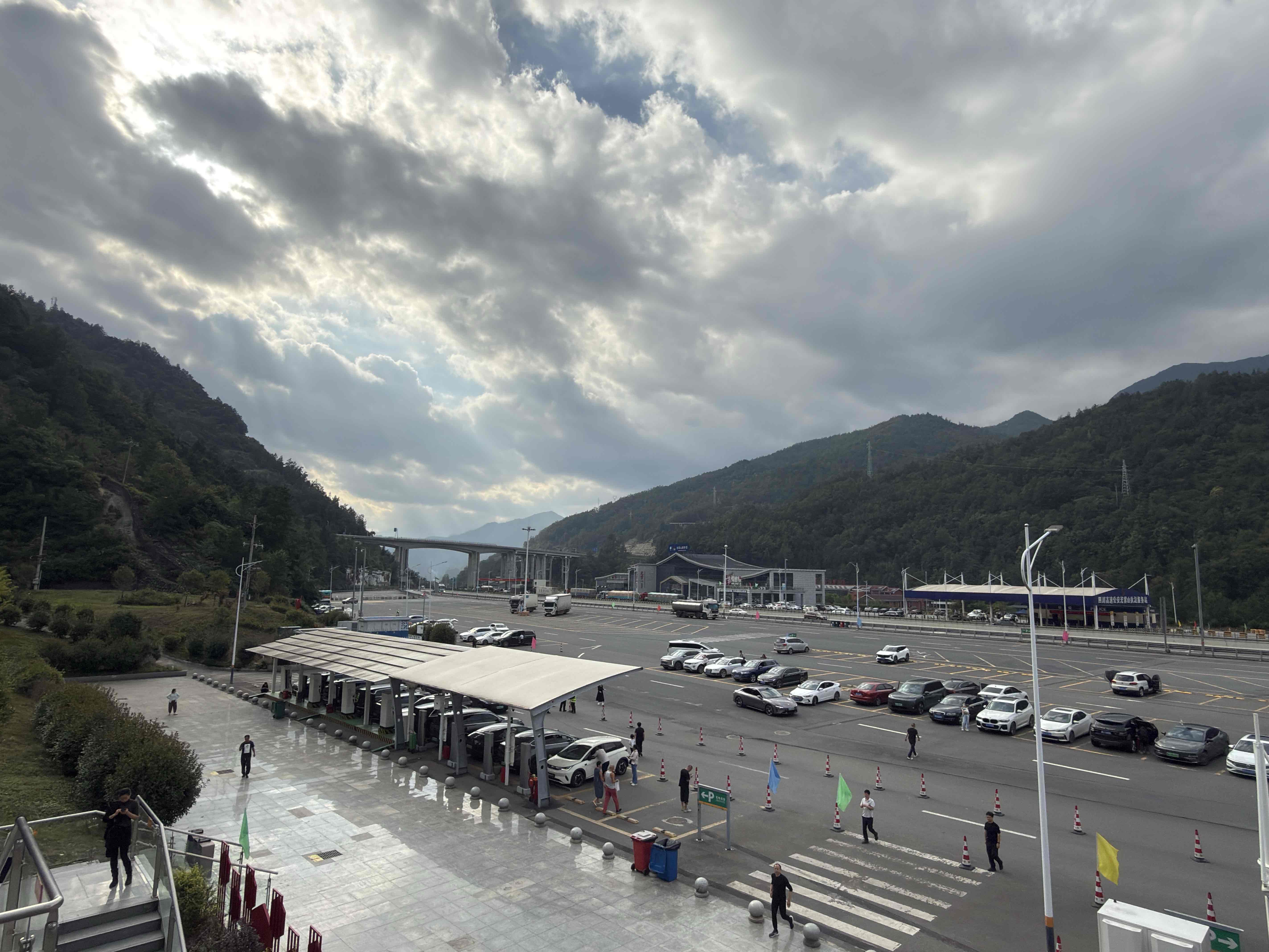 享界G9刚公布上市1小时就拿下3100台大定，这热度看着真有爆款潜质。
它刚好戳中了现在很多购车人的两难：之前选硬派就得忍糙内饰，选城市豪华SUV又不敢往野地里开，它直接把两边的痛点都给填上了。华为途灵全地形平台配双腔空悬，城市里过减速带软乎乎的，5.2米的转弯半径在老小区窄巷掉头比不少紧凑SUV还
