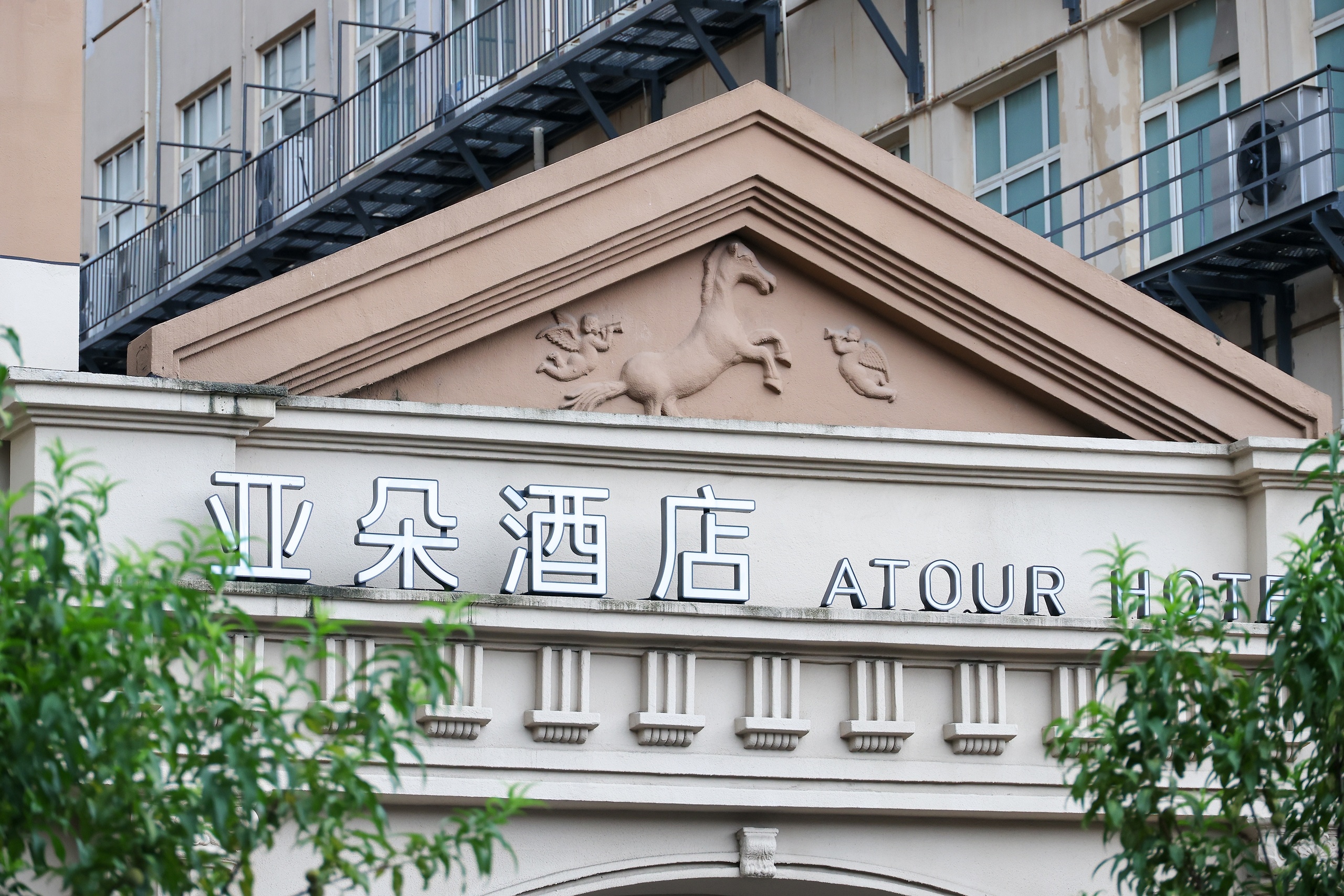 【网友质疑“官瘾太大”！亚朵用“政委”命名岗位违法吗？】日前，一则题为“亚朵店助叫政委不会尴尬吗”的网帖在社交媒体上引发热议。网帖及评论区信息显示，亚朵酒店内部似乎有一套独特称谓：店长叫“现长”，店助叫“政委”。

有网友评论说：“这官瘾有点大。”还有网友调侃称：“厨房是不是叫炊事 ​