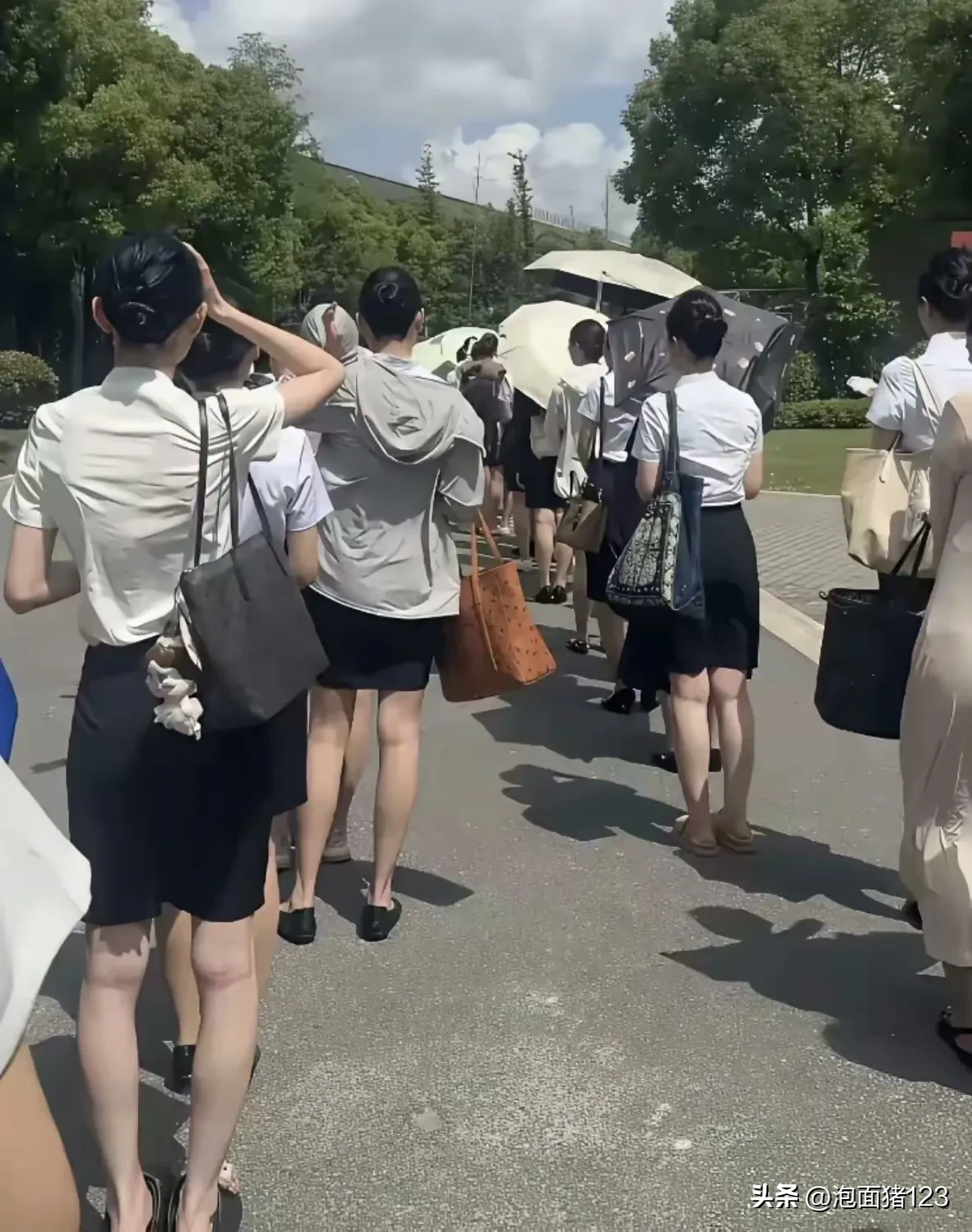 都是丸子头，干净利索[赞]
