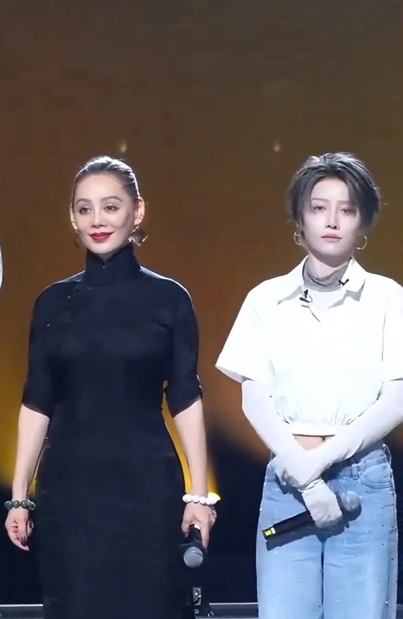 一档综艺，看见三种截然不同的女性人生，《舞蹈新风暴》长沙路透引发不少讨论。杨丽萍穷尽一生扑在民族舞蹈事业，把全部精力奉献舞台，活成属于艺术的模样。
 
刘雨昕从年少时期的台下观众，一路历经坎坷，成长为能够和前辈并肩的见证官，靠坚持走出属于新生代舞者的道路。宁静活得洒脱通透，不执着专业评判，以普通人视