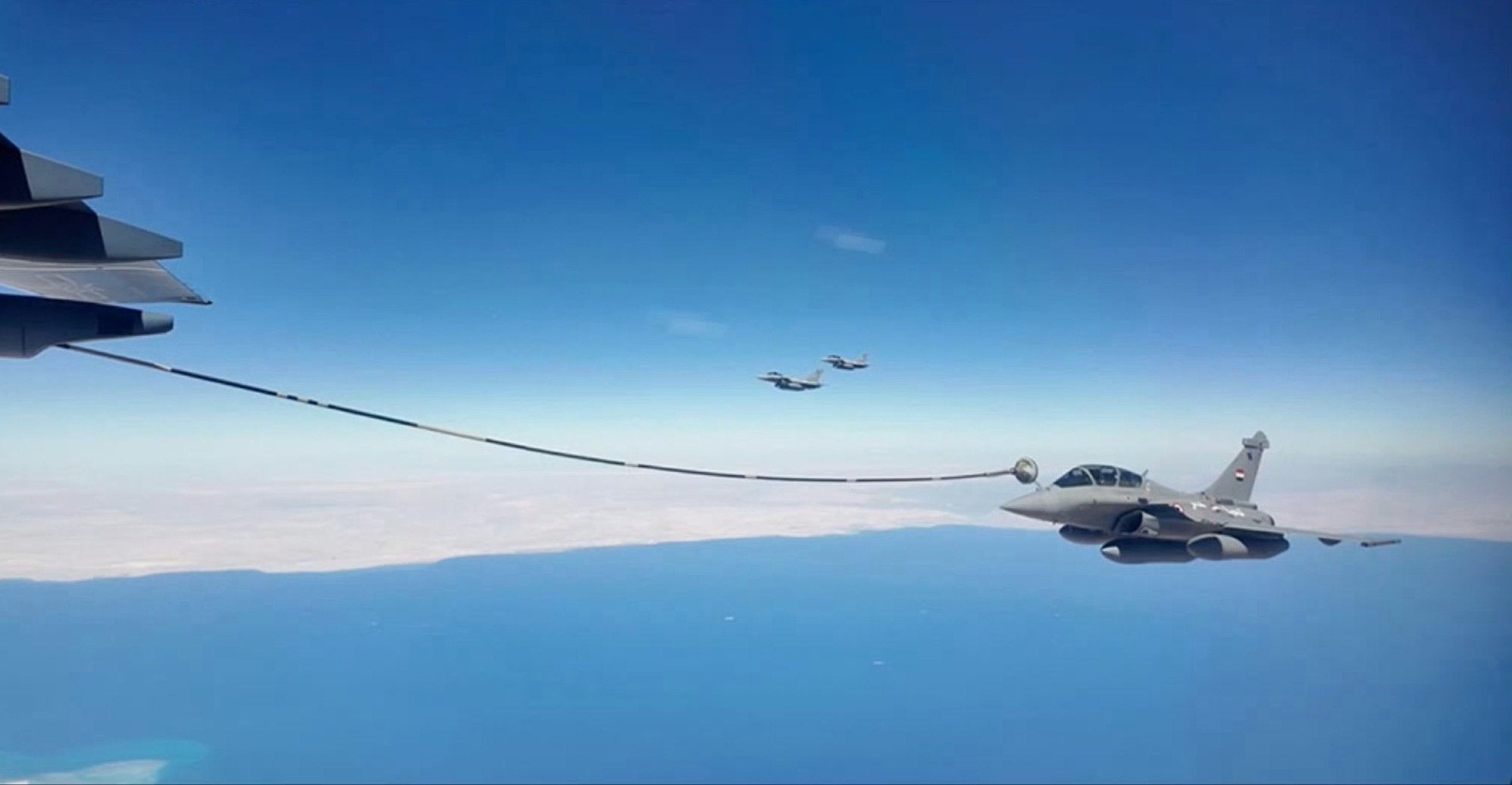 中国空军运油-20给埃及空军阵风战斗机空中加油。

阵风：都奶上了，击落的事儿以后能不能就别提了[作揖][作揖][作揖] ​