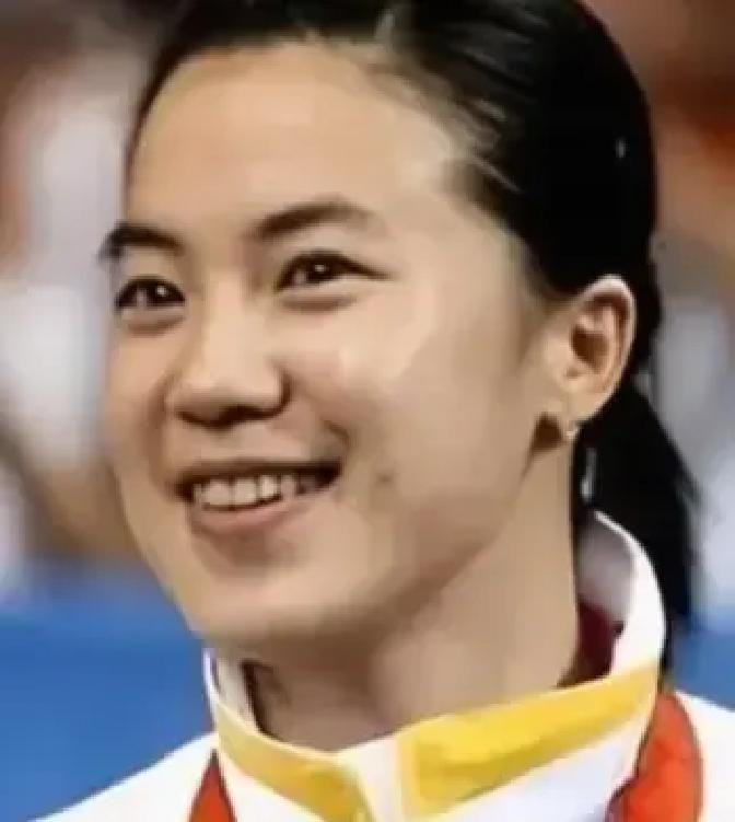 主持人问马龙：“在国乒队里，你最怕的人是谁？是不是刘国梁？”马龙摇摇头：“不是，我最怕王楠。”

现场安静了几秒，主持人才想起来追问原因。马龙笑了笑，说这事儿得往回倒好多年。
那时候队里出去打公开赛，年轻队员都跟着老队员学。有一次在德国，比赛完了全队去吃饭，王楠坐在马龙斜对面。桌上聊得热闹，马龙吃着