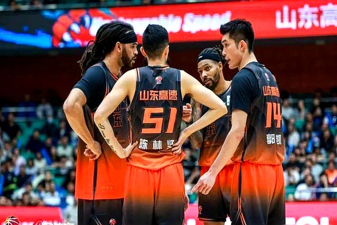 主场16胜4负，咋还从前四掉到第八？    山东高速男篮这赛季坐了趟过...