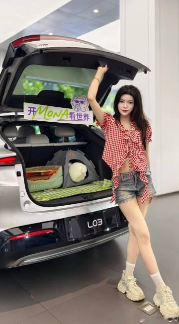 小鹏MONA L03的后备箱太贴心了，简单布置一番，就变成舒服的移动小...
