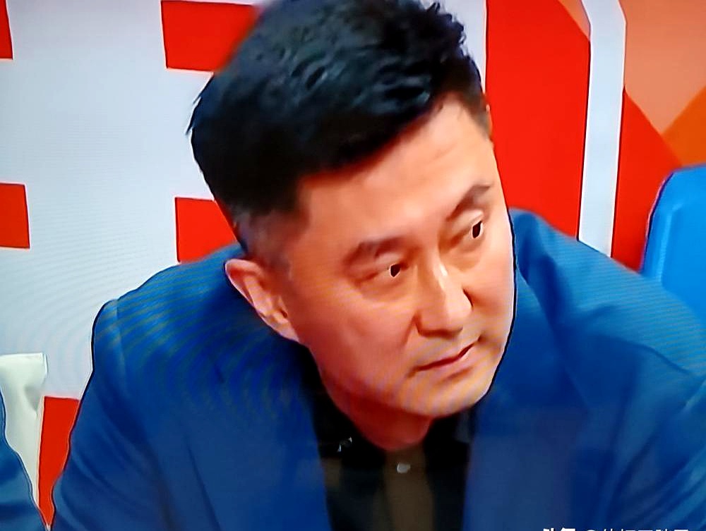 凌晨三点的机场，有人眉头紧锁，有人却在笑。    广东宏远队刚打完常规...