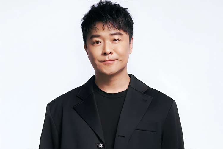 2010年，陈思诚筹拍《北京爱情故事》，来试镜女主的女演员很多，可陈思诚一个也看不上，工作人员问:“为什么？”陈思诚说:“她们长得太漂亮了！”
 

烟灰缸里塞满了烟头，厚厚一叠女演员的见组资料被“啪”地一声摔在茶几上。


2010年深秋，北京一间逼仄的筹备工作室里，空气压抑得让人喘不过气。剧组各
