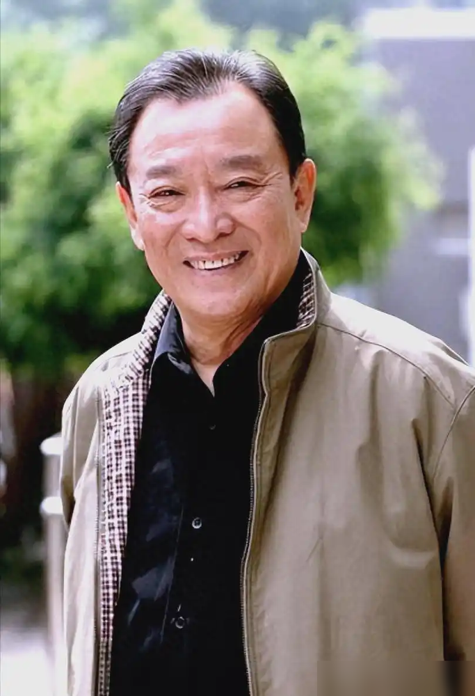 当年张丰毅想去趟意大利，得先给领导石维坚写保证书，批了才放人。
白纸黑字，理由、行程、回来时间，一项不能少。放在看跟天方夜谭似的，那时候出国是件天大的事。
再看现在，甄子丹早把美国籍退了，逢人就纠正：我是中国的甄子丹。谢霆锋10月前亲口说，已经申请退出加拿大籍，理由就一句：我本来就是中国人。周柯