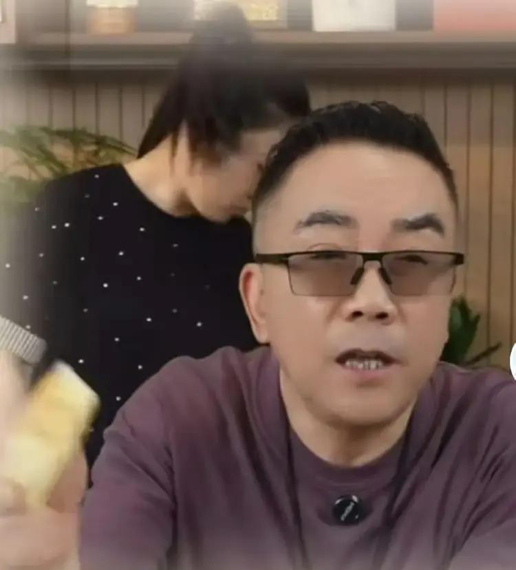 杨议直播谈郭德纲，又把相声圈的老话题聊热了。

他提到，郭德纲走红后，身边似乎少了敢于直言的前辈和朋友，甚至抛出疑问：如今的郭德纲，是否还需要有人提醒？

这番话一出来，评论区立刻分成两派。

有人觉得，成名之后确实更需要听得进不同意见的人；也有人认为，郭德纲一路走到今天，靠的是实力、作品和市场认可