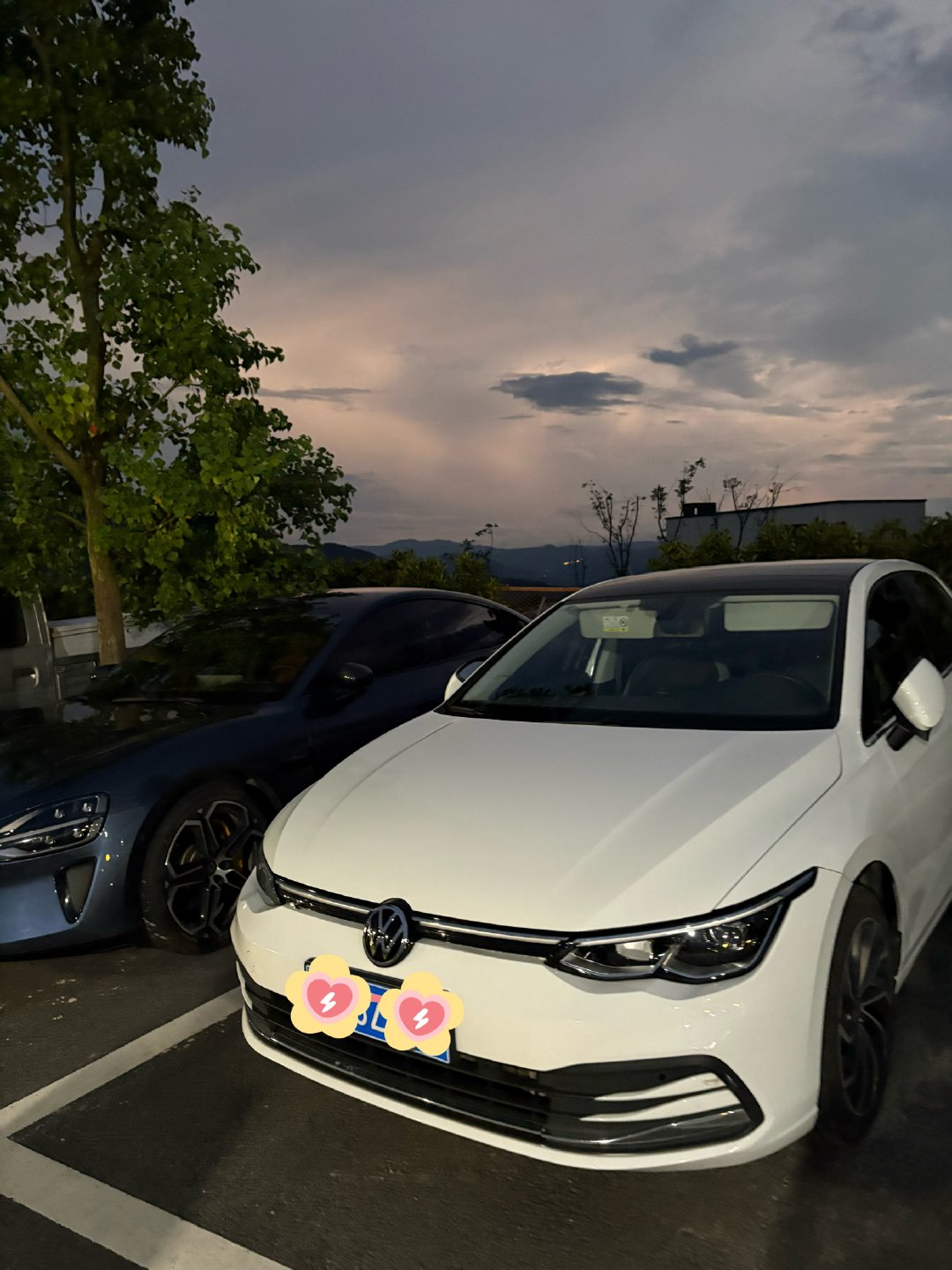 临时租车也没带实体驾驶证，温州南站的日产小车只剩这台Golf，油车接近十万的里程数，三天两晚总共开了600+公里。纪录老阿姨独立自驾的第一次，今后的旅行会更自由和宽广。  ​