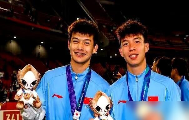 欧洲球探这回盯上的不止一个，是一批。王钰栋、李昊、杨希、刘浩帆、胡荷韬，名单全摆上桌了。
最抢手的是王钰栋，比利时、荷兰、德国那边都有人询价。智利球探给他定的级别是“B1高潜力”，直接标了“国际级”。
问他留洋怎么想，他原话是：先把联赛踢完再看，人家不可能因为你是个外国人，去了就给首发，得一步一