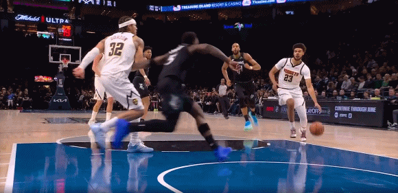 爱德华兹还是太年轻了，本来腿上就有伤，还要篮下奋力补防，落地这一刻看着...