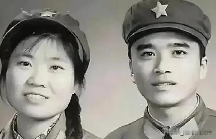 1972年，21岁的北京知青李文忠在陕西省马家堡村插队。
 
李文忠愣了一下，随即笑了。他抹了把脸上的水，说：“小丫头，先别说这个。你住哪？我送你回去。”刘俊霞指指村东头。
 
路上，她湿漉漉的头发贴在额前，走几步就偷偷瞄他一眼。到了家门口，一个妇人冲出来，一把抱住刘俊霞，眼泪直掉。听说是李文忠救了