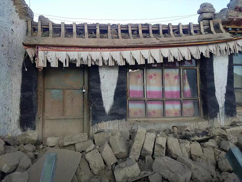 这次西藏定日县的6.8级地震，破坏力比很多同震级的内陆地震要猛不少。
震中周边平均海拔超过5000米，当地很多民居都是土石结构，抗震等级大多只有6级左右，地震发生时不少房屋的墙体直接出现贯穿性裂缝，部分老旧土坯房直接整体垮塌。震源深度只有10公里，属于浅源地震，地面感受到的晃动烈度直接达到了8度，很