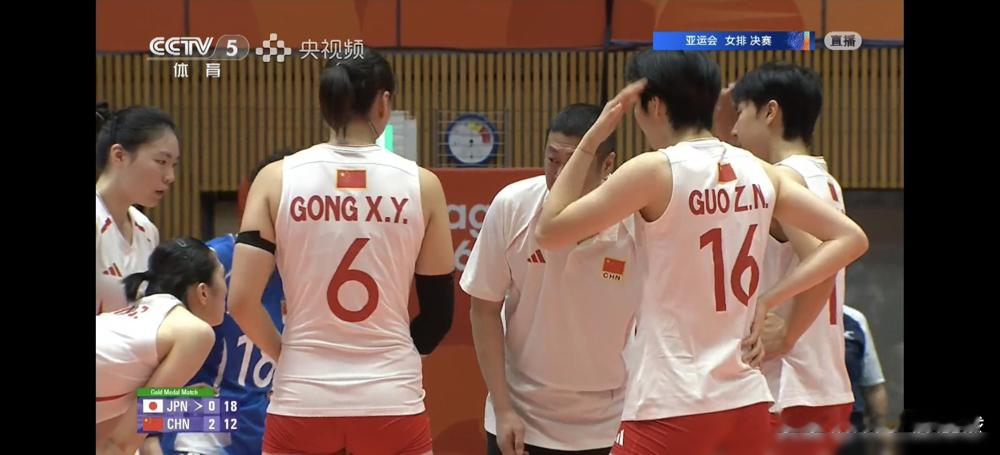 3比0，日本女排主教练脸都绿了。
吴梦洁一个人拿了26分，比日本队最高分佐藤淑乃多了整整12分。41扣23中，成功率超过56%，对面拦网手伸到脸上都照打不误。拦网8比2，日本队那点小快灵被罩得死死的。
注意看细节：第三局日本队搏命追到23平，吴梦洁直接一扣一拦终结比赛。高志丹就坐在看台上，全程没
