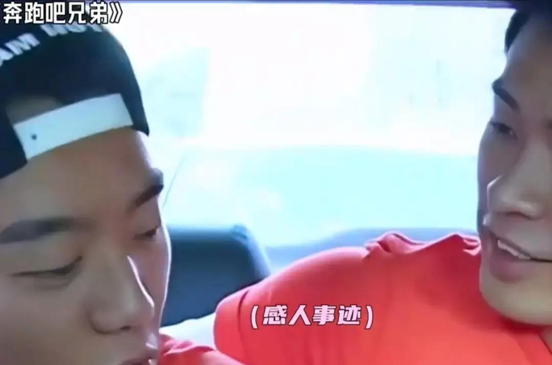 谁能想到当年在学校里陪着去割阑尾的那对室友，晃一眼居然已经认识整整22年了。
麦迪娜最近在社交平台上晒出聚会合照，姜潮、陈妍希、付辛博都在，但多数人的目光，一眼就锁在了久违同框的陈赫和郑恺身上。
在人走茶凉成常态的圈子里，这种从大学寝室一路走过来的交情，确实挺难得。
当年户外竞技真人秀刚爆火那